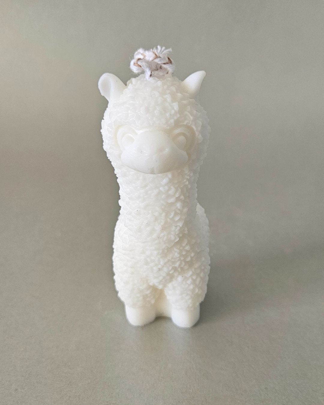 Handgefertigte Alpaka-Kerze aus Rapswachs, 8 cm hoch & 4 cm breit – nachhaltige Deko-Kerze, hergestellt in der Schweiz.