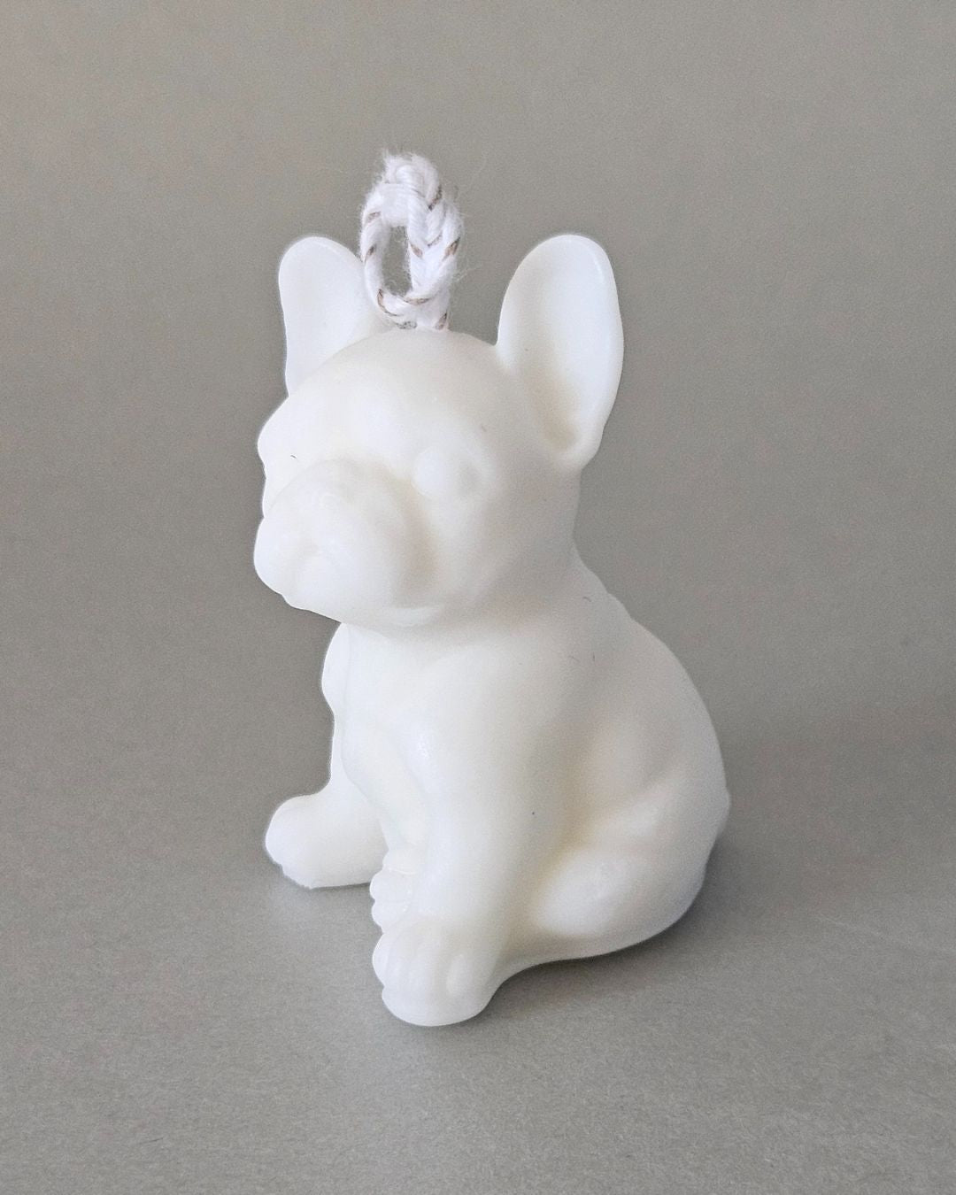 Seitliche Ansicht der handgefertigten Bulldoggen-Kerze aus Rapswachs – kunstvolle Hundekerze, nachhaltig produziert in der Schweiz.