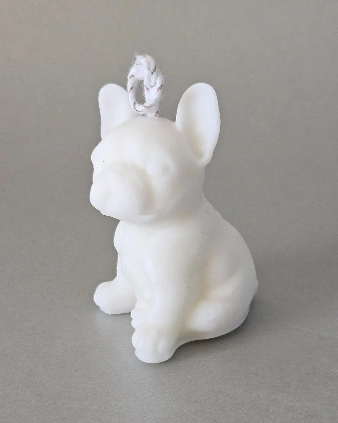 Seitliche Ansicht der handgefertigten Bulldoggen-Kerze aus Rapswachs – kunstvolle Hundekerze, nachhaltig produziert in der Schweiz.