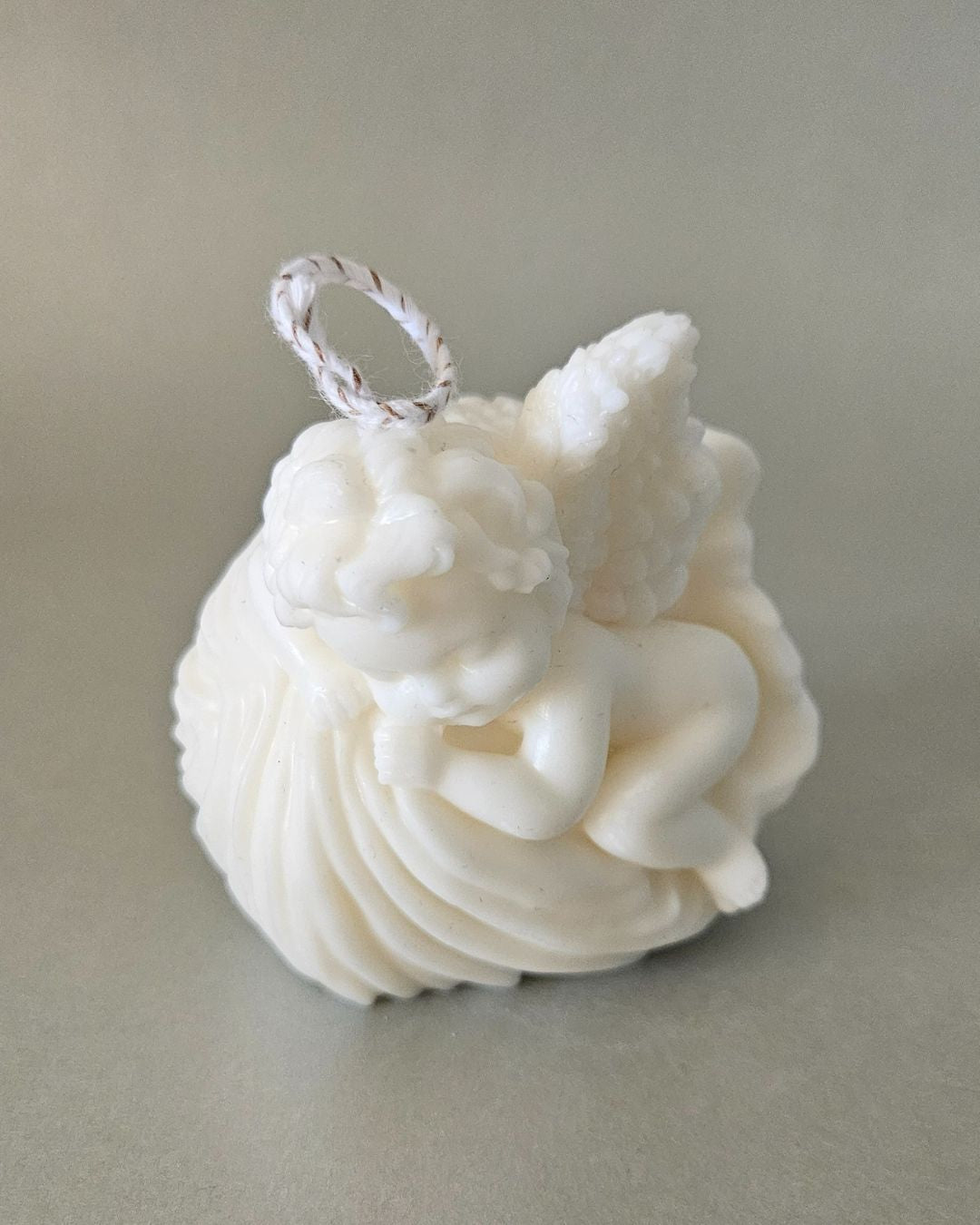 Handgefertigte liegende Engel-Kerze aus Rapswachs, 8 cm hoch & 7 cm breit – nachhaltige Schutzengel-Kerze aus der Schweiz.