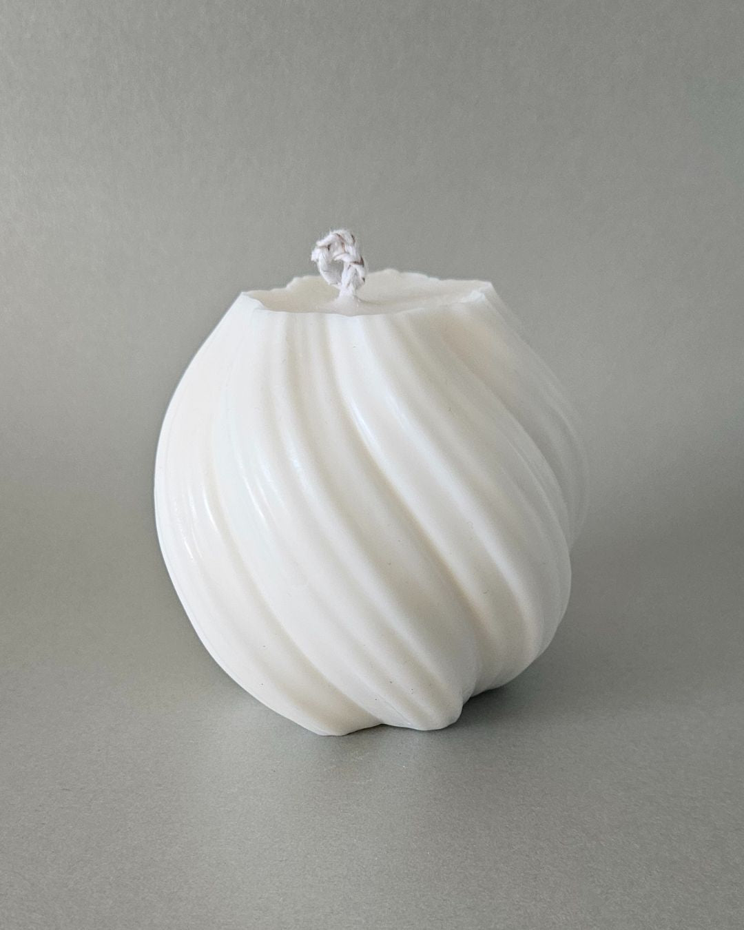 Handgemachte geometrische Wellen-Stumpenkerze aus Rapswachs, 9 cm hoch und 8 cm im Durchmesser – nachhaltig, dekorativ und rußfrei.