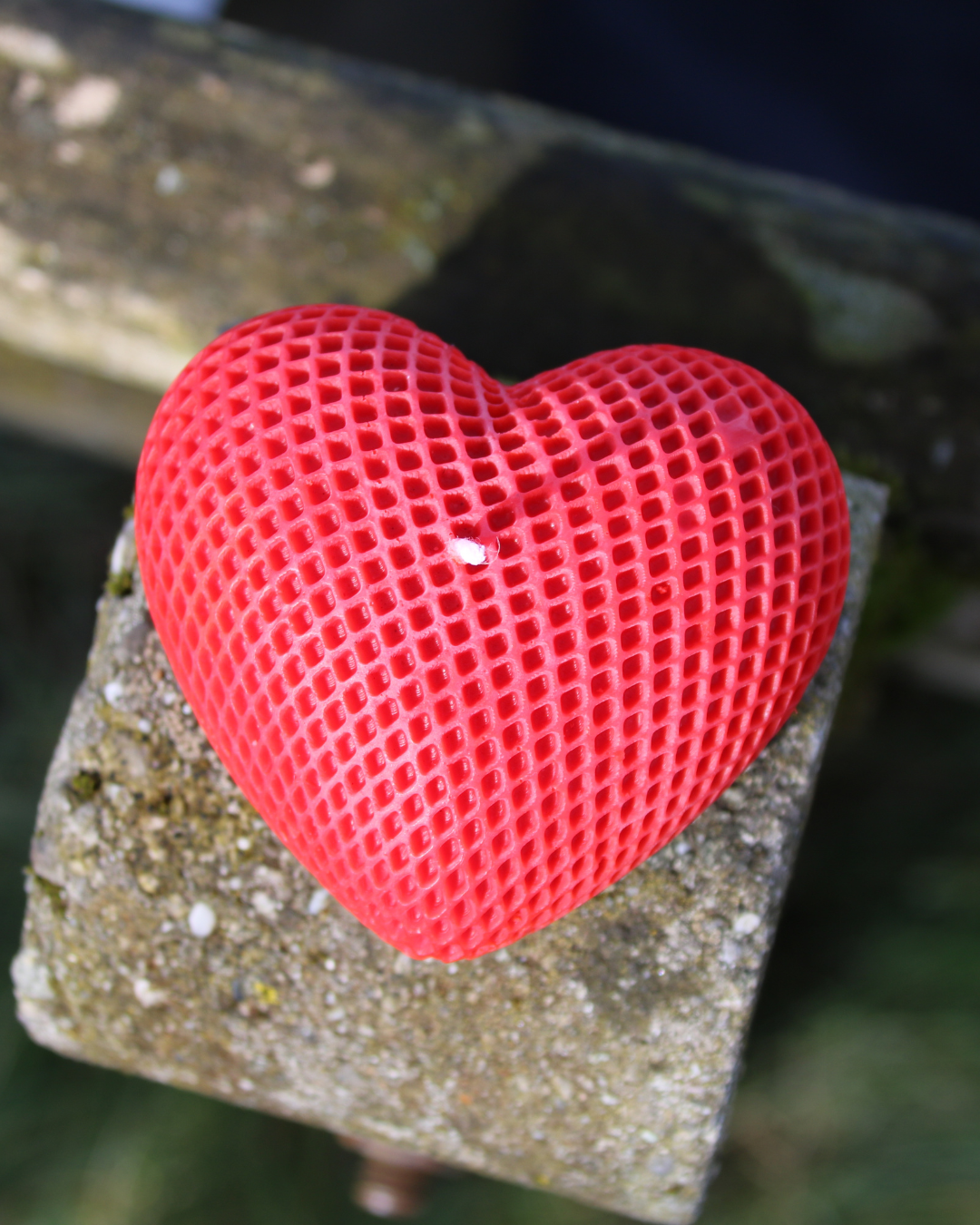 Handgemachte grosse Herz-Kerze auf Stein aus 100 % Rapswachs, nachhaltige Dekoration, romantisches Geschenk, vegane Kerze