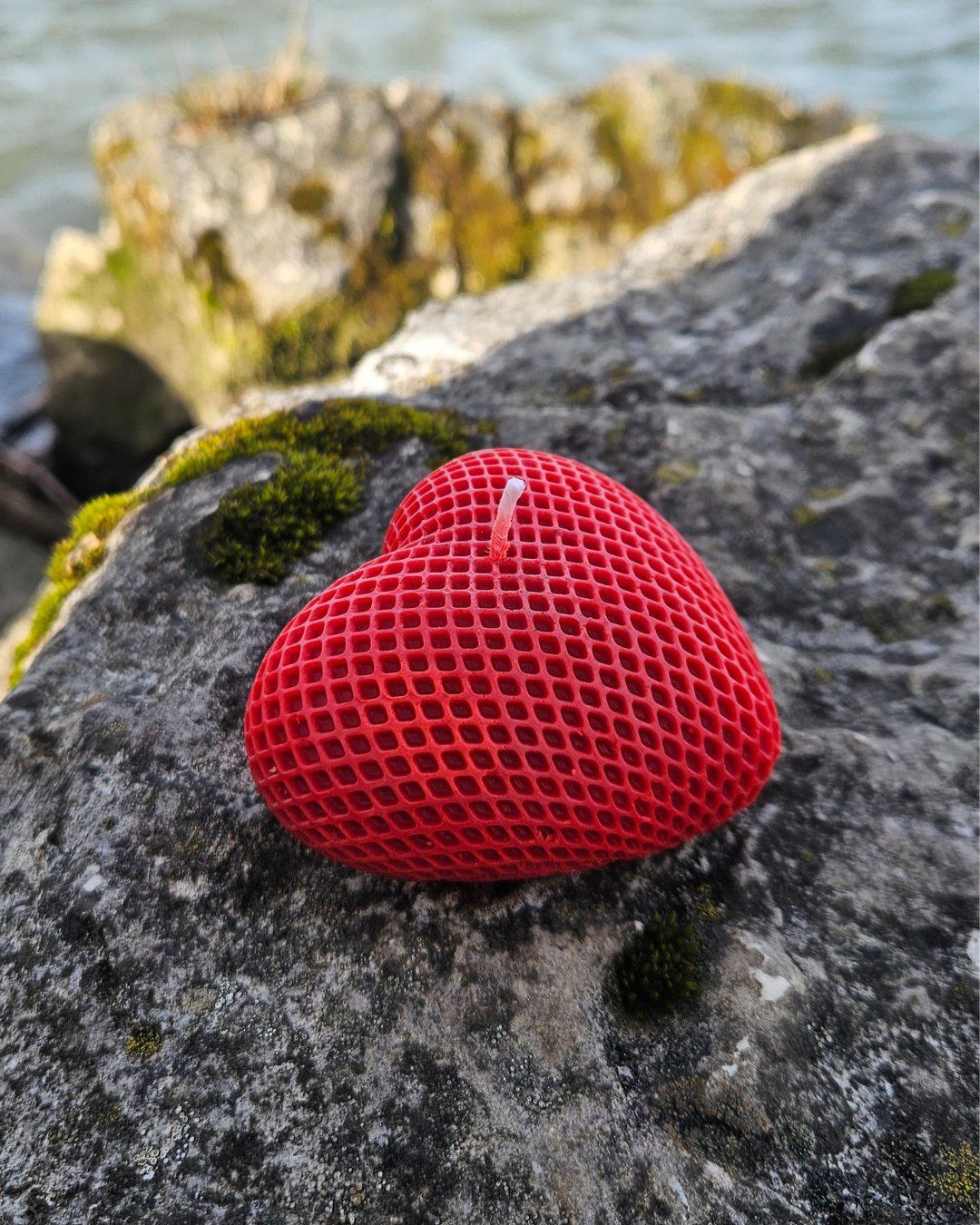 Grosse Herz-Kerze auf Felsen aus natürlichem Rapswachs, romantische Atmosphäre, perfektes Geschenk