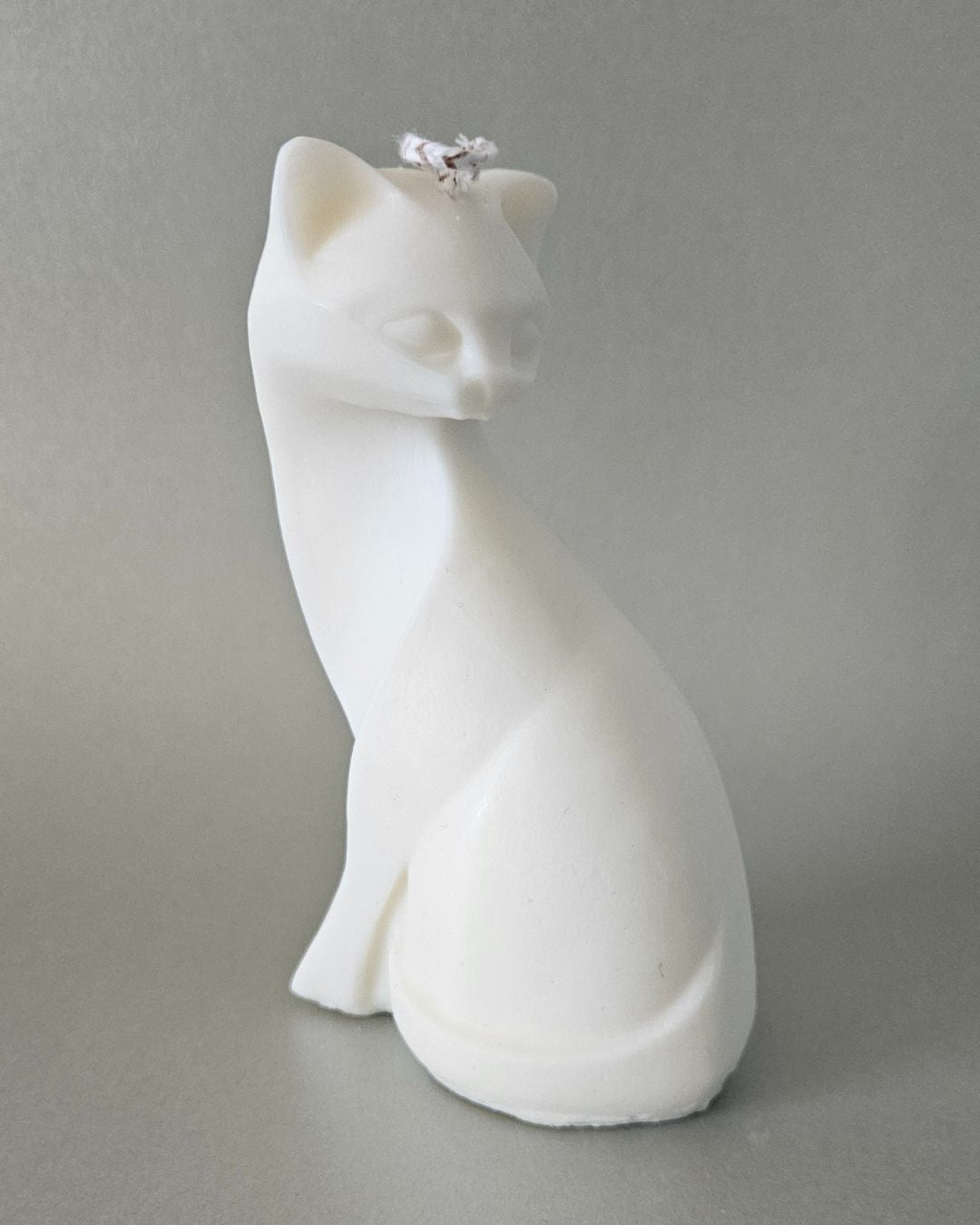 Handgemachte Katzen-Kerze aus Rapswachs, 14 cm hoch & 8 cm breit – nachhaltige Deko-Kerze, gefertigt in der Schweiz.