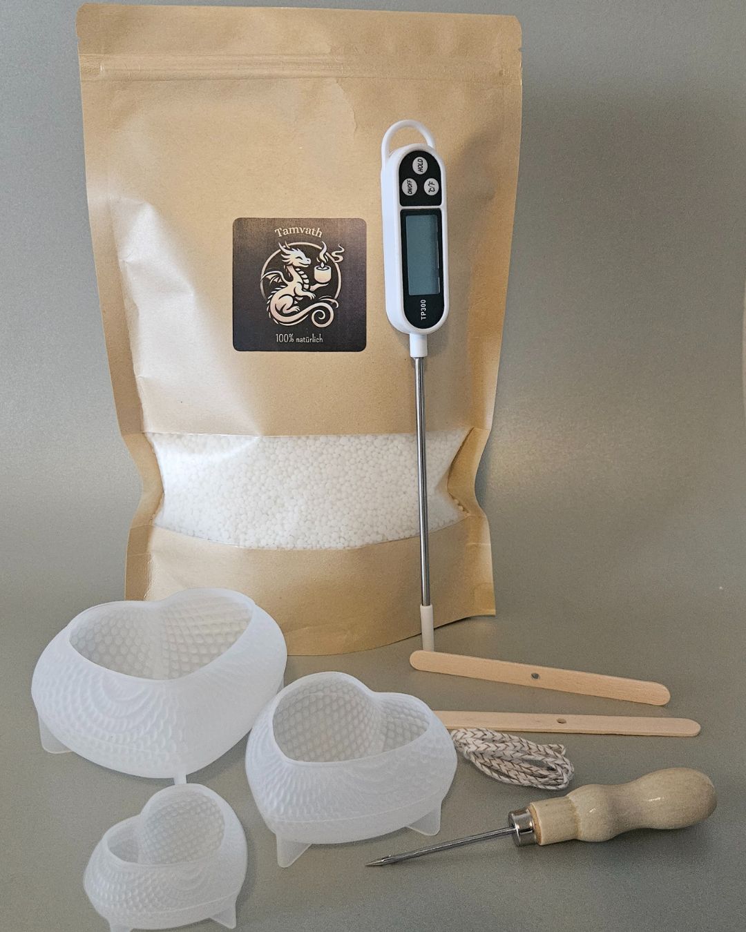 Komplettes Kerzenherstellungs-Kit mit 500 g Rapswachs, drei Formen, Docht, Thermometer und Zubehör für die Herstellung von Skulpturenkerzen.