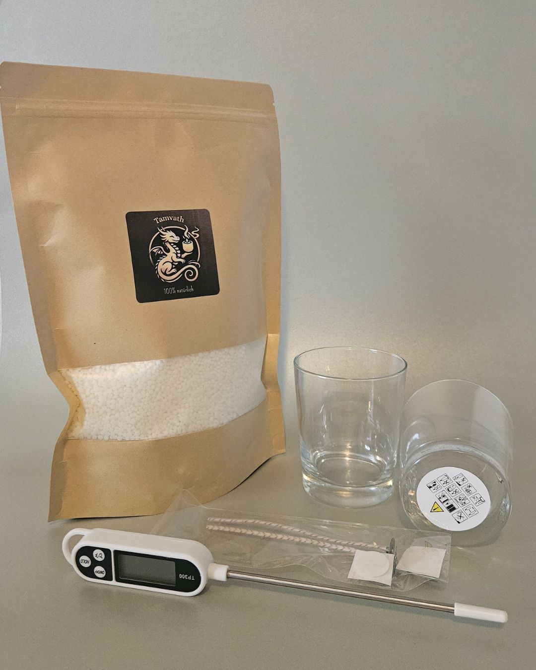 Kerzenherstellungs-Kit mit 500 g Sojawachs, Thermometer, zwei Kerzengläsern, zwei Baumwolldochten mit Metallplatte und Selbstklebepads.