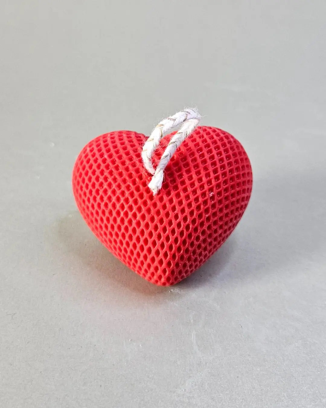 Kleine Herzkerze aus Rapswachs in Rot, handgefertigt und nachhaltig, Frontal.