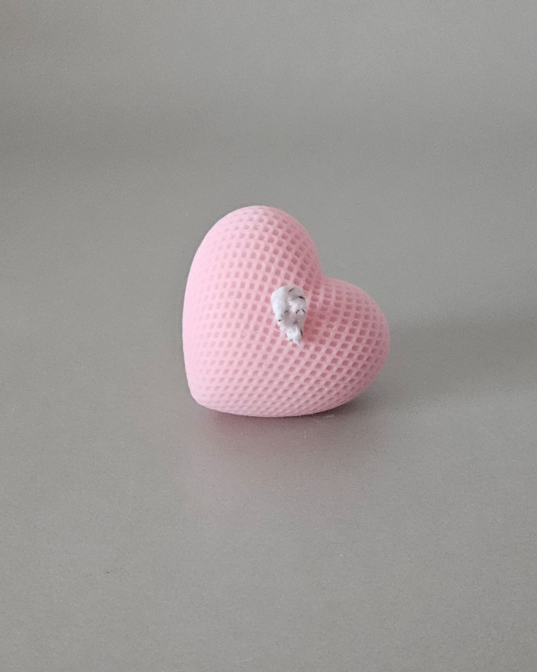 Handgemachte kleine rosa Herz-Kerze aus 100 % Rapswachs, nachhaltige Dekoration, romantisches Geschenk, vegane Kerze (liegend)