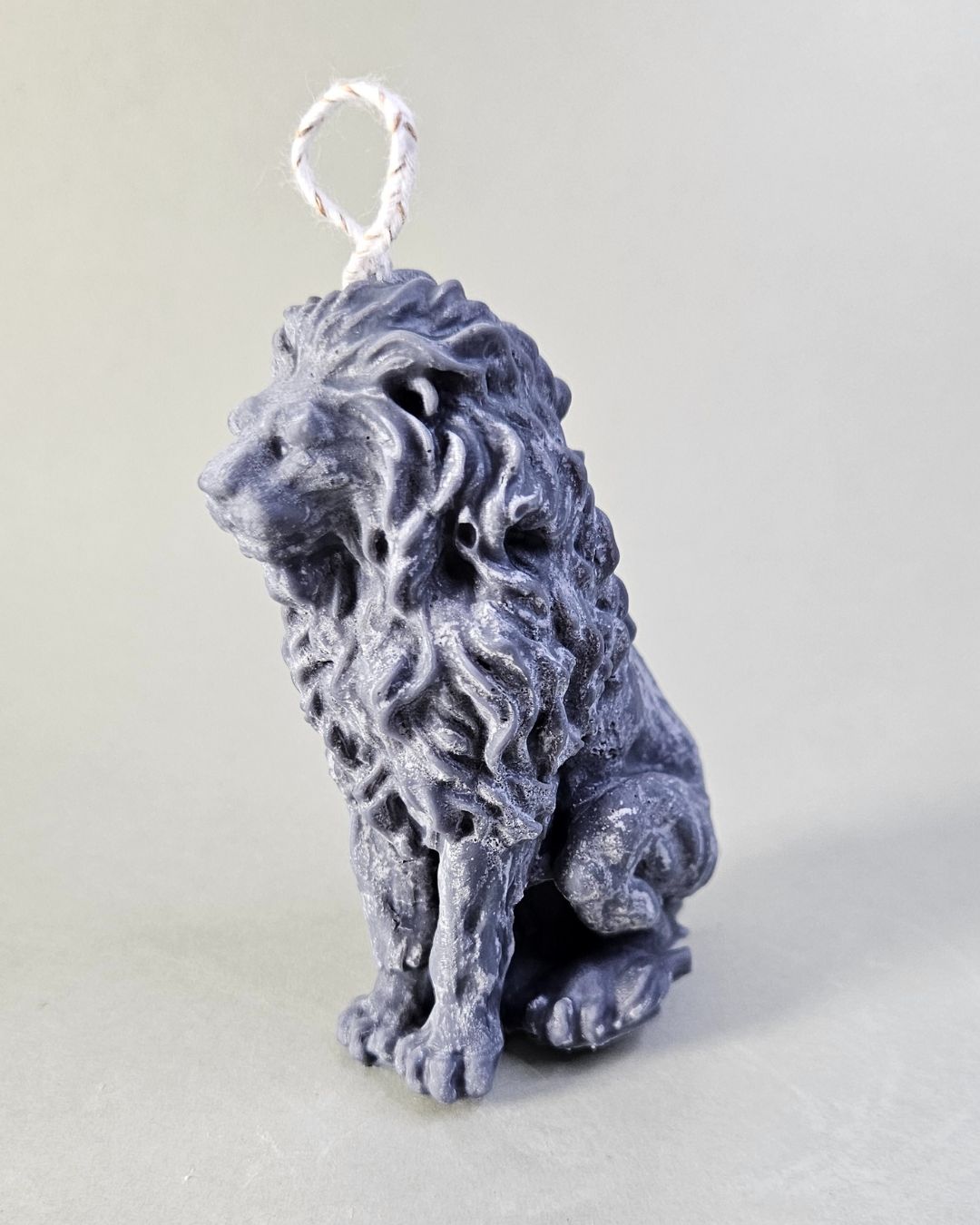 Skulpturale Löwen-Kerze aus 100 % Rapswachs, nachhaltige Deko in Schwarz.