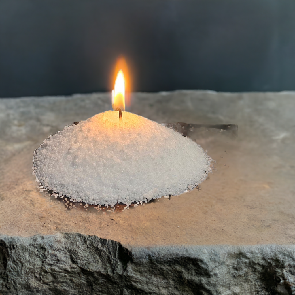 Brennende Sandwachs-Kerze auf Stein – natürliche Flamme auf pflanzlichem Wachsdekor, handgemacht und vegan