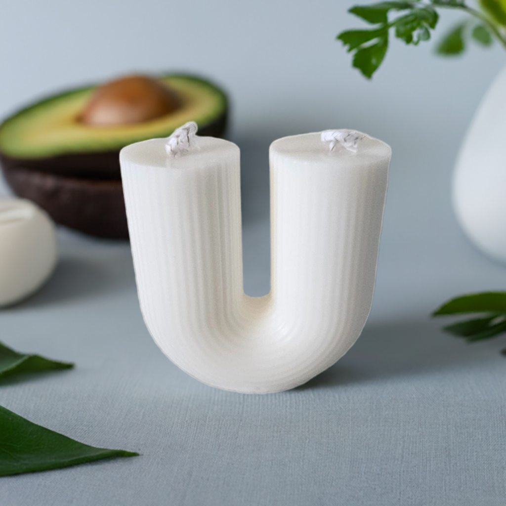 Detailansicht der U-Form-Kerze – glatte Oberfläche und natürliche Struktur aus Schweizer Rapswachs