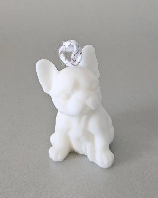 Handgemachte Bulldoggen-Kerze aus Rapswachs, detailreich & nachhaltig, hergestellt in der Schweiz – perfekte Deko für Hundefreunde.