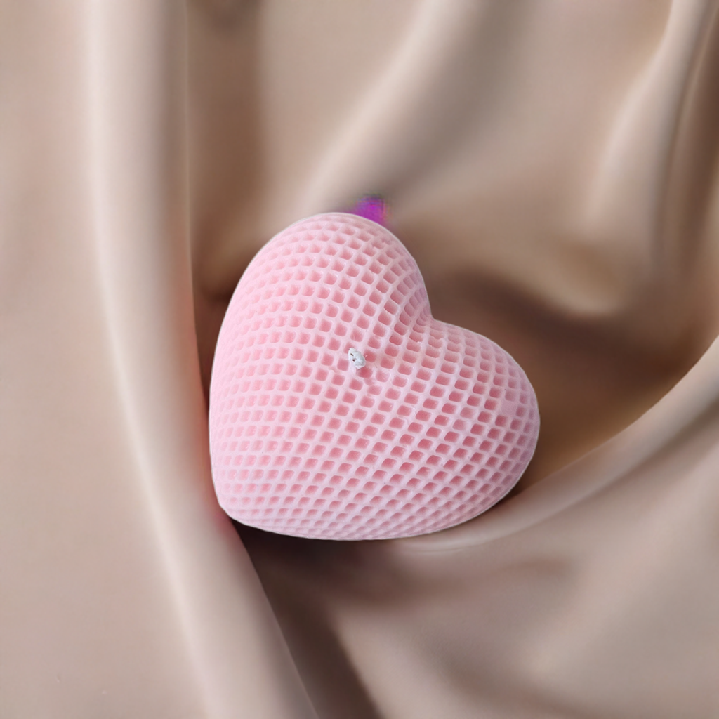 Detailansicht der großen rosa Herz-Kerze – glatte Oberfläche und sanftes Rapswachs-Finish