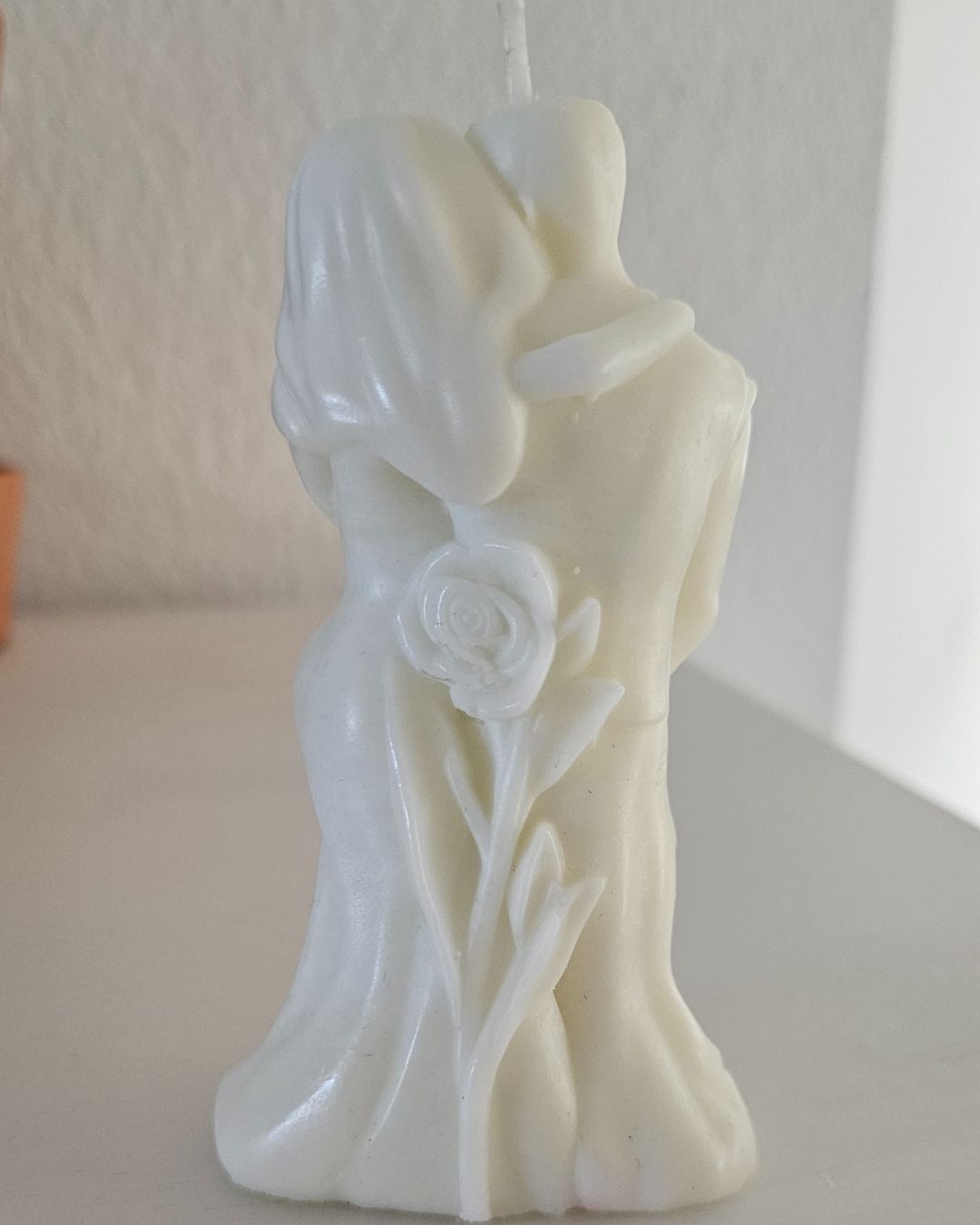 Handgefertigte Rapskerze in Paarform, nachhaltiges Design, Rückansicht.