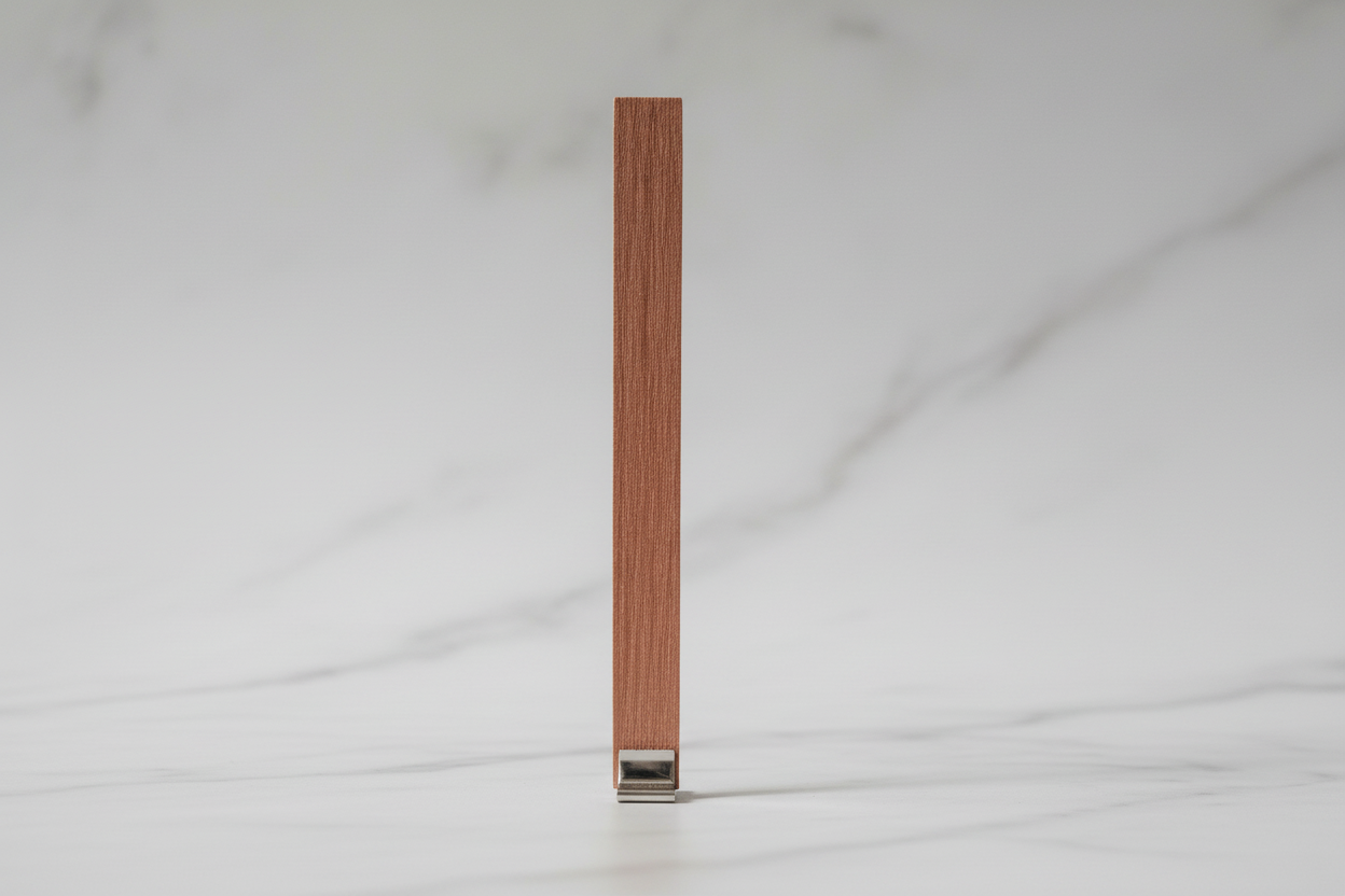 Brauner Lederarmband mit silbernem Verschluss auf hellgrauem Marmorhintergrund